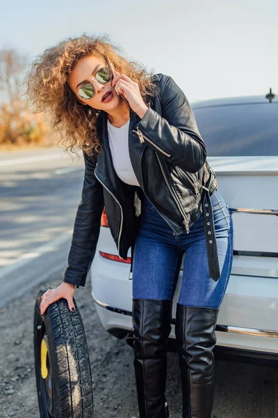 Photo Pretty Young Woman Using Her Mobile Phone Calls Assistance — Stock Photo, Image