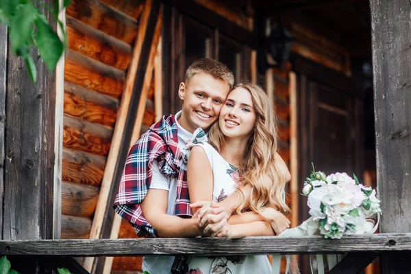 Retrato Feliz Sonrisa Pareja Joven Quedan Cerca Casa Madera Mirando — Foto de Stock