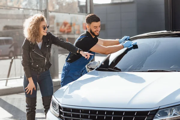 Ξανθιά Γυναίκα Βοηθάει Στο Πλύσιμο Του Αυτοκινήτου Της — Φωτογραφία Αρχείου