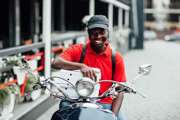 Retrato Jovem Africano Moto Segurando Caixas Com Pizza Sentando Sua — Fotografia de Stock