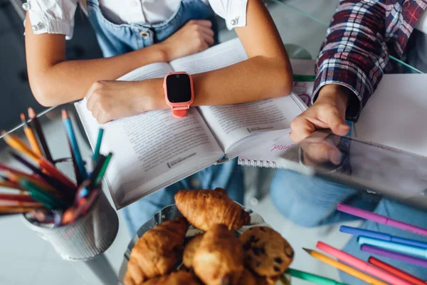 Kinderen Handen Doen Huiswerk Met Mam Close Foto Roze Slimme — Stockfoto