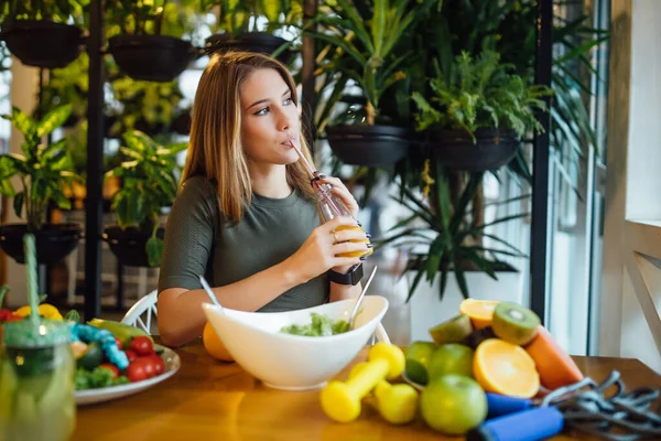 Pozitív Fitness Edző Tartsa Friss Gyümölcslé Kezét Egészséges Ellátás Test — Stock Fotó