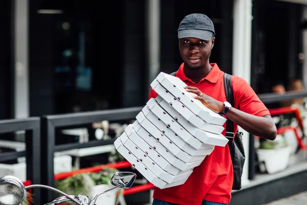 Serviço Alimentação Conceito Entrega Rápida Impaciente Entrega Pizza Motorista Posa — Fotografia de Stock