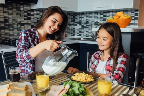 Glückliche Mutter Mit Kleiner Tochter Beim Frühstück Mit Milch Und — Stockfoto