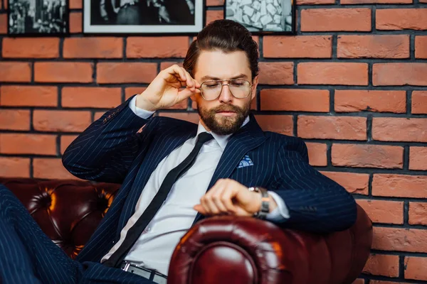 Joven Hombre Guapo Con Gafas Moda Mirando Reloj —  Fotos de Stock