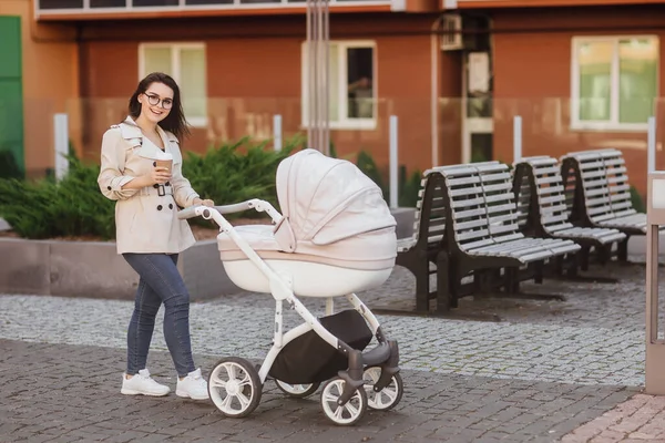Frauenspaziergang Mit Kinderwagen Und Kaffee Modemädchen Mutter Mit Kinderwagen Mutter — Stockfoto