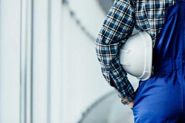 Nahaufnahme Eines Männlichen Bauarbeiters Mit Helm Der Tür — Stockfoto