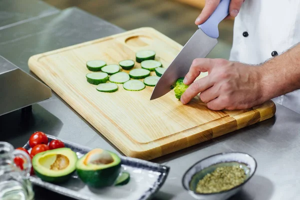 Homem Mão Cortando Pepino Corte Tábua Madeira Com Faca Afiada — Fotografia de Stock