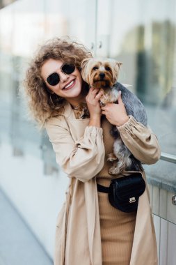 Doğada çıplak giysiler içinde bir köpek cinsiyle genç bir kadının yaz portresi..