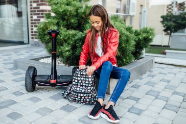 Okuldan sonra jiroskop kullanan bir kız. Çocuk duyguları .