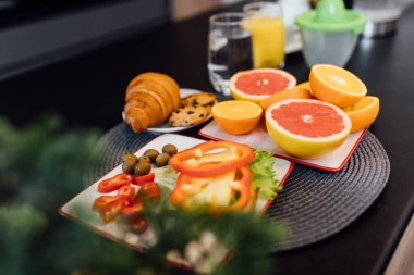 Taze kruvasan, portakal suyu, sandviç ve kesilmiş meyveli kurabiyelerle nefis kıta kahvaltısı..