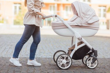 Aile, annelik ve insanlar kavramı-yaz parkında yürüyen çocuk uyuyan çocukla anne yakın.