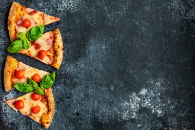 Koyu arkaplanda pizza dilimleri