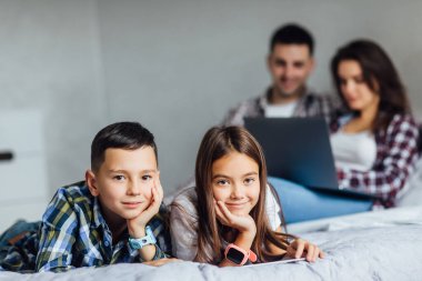 İki güzel çocuğa yataklarına odaklan ve ailelerine yalan söylemenin arkasında bir şeyler oku. Hafta sonu ve yaşam tarzı konsepti.