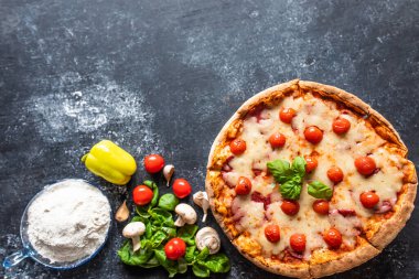 Koyu arkaplanda nefis parlak pizza.