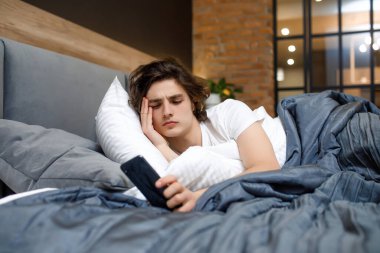 Uykulu erkek pazartesi sabahı çalar saat sinyalini duyduktan sonra erken kalkar..