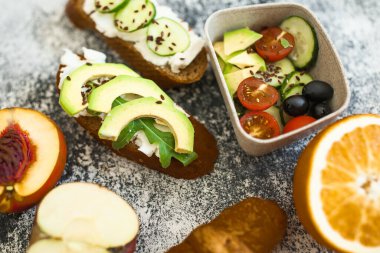 phpto 'yu kapat. Taze ve sağlıklı yemek zamanı, beyaz masada meyveli sandviç zamanı..