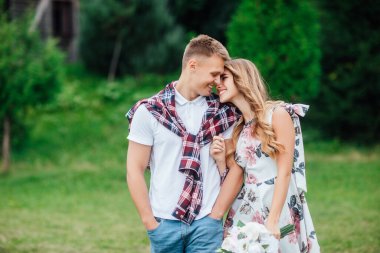 Güzel genç çift, dağ tepe doğa portresi.