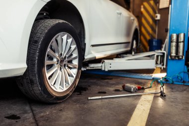 Modern benzin istasyonunda lüks bir arabanın parçası.