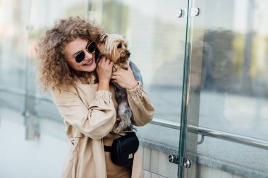 Köpeğiyle şehirde gezen hoş sarışın bir kadın, evcil hayvanlara karşı sevgi kavramı. İnsanlarla ve hayvanlarla dostluk. Yaşam biçimi.