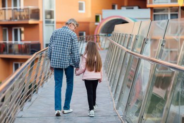 Büyükbabanla vakit geçirmek en iyisidir. Büyükbabam ve torunum şehir binalarının yakınındaki tarlada..