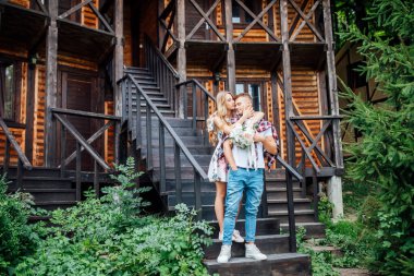 Romantik zamanlar. Genç çift yeni evin yanında kalıyor, ev aldıktan ve sarıldıktan sonra. Balayı.