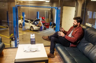 Otomobil servis istasyonunda cam duvarları olan müşterinin bekleme odası manzarası