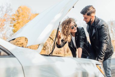 Genç çift dinlenmeye giderken arabayı bozdu..