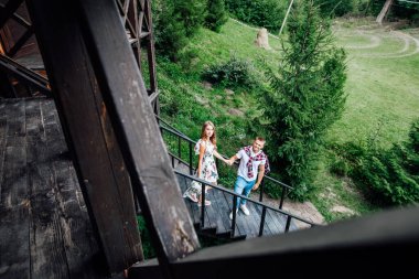 Tam manzara, büyük ev. İki kişinin yürümesi. Ahşap evdeki çift birlikte dinleniyor..