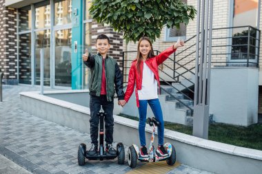 Kız ve erkek el ele yürür. Bir kız scooter 'a biner, gülümser ve imzayı atarlar..