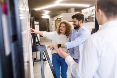 Ev için seramik fayans seçen aile çifti.