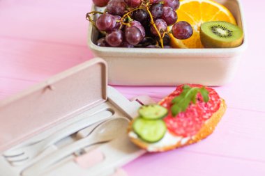 Sandviç, sebze, meyve suyu, fındık ve üzümlü sandviç. Sağlıklı beslenme.