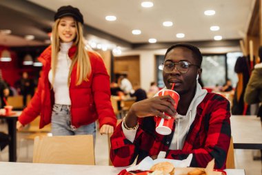 Lokantada iki arkadaşla buluşmak, kola içmek....