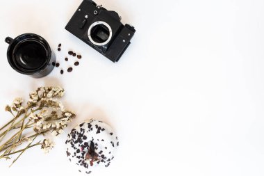 Beyaz arka planda kahve makinesi ve çörek.