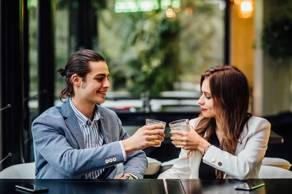 Atraktivní Elegantní Mladý Pár Popíjí Koktejl Restauraci — Stock fotografie