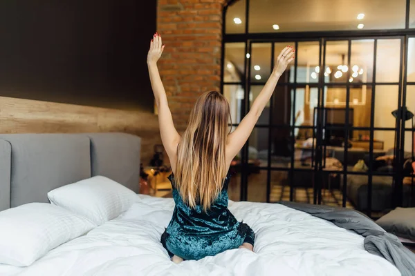 Mujer Estirándose Cama Después Despertar Vista Trasera — Foto de Stock