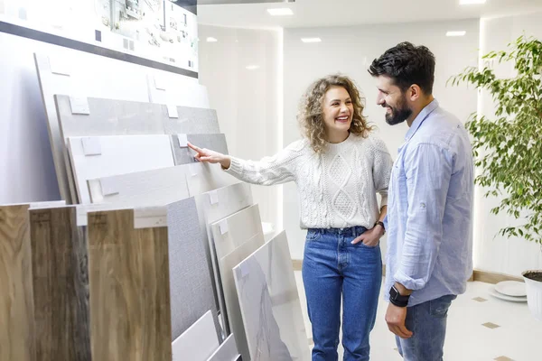 Exitosa Pareja Caucásica Eligiendo Baldosas Cerámicas Para Nueva Reparación Casas — Foto de Stock