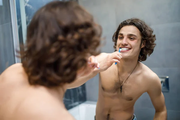 Gesundheitspflege Zahnhygiene Menschen Und Schönheitskonzept Lächelnder Junger Mann Mit Zahnbürste — Stockfoto