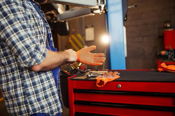 Mechaniker Zieht Handschuhe Für Arbeit Garage Abgeschnittener Schuss — Stockfoto