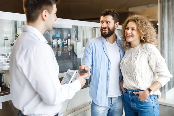 Venta Consumismo Compras Concepto Personas Pareja Feliz Con Tarjeta Crédito — Foto de Stock