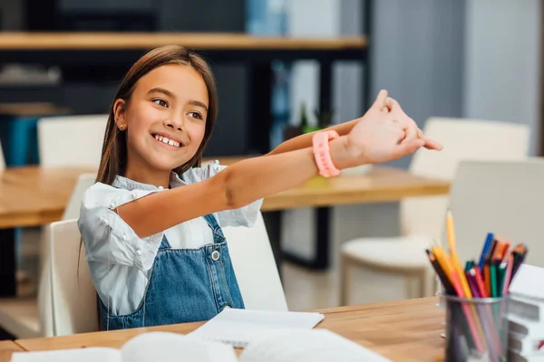 Primer Día Escuela Niña Linda Niños Uniforme Sentado Mesa Relajante — Foto de Stock