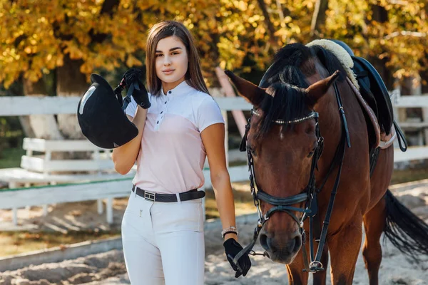 Conceito Esporte Equestre Jóquei Feminino Cavalo Floresta Outono — Fotografia de Stock