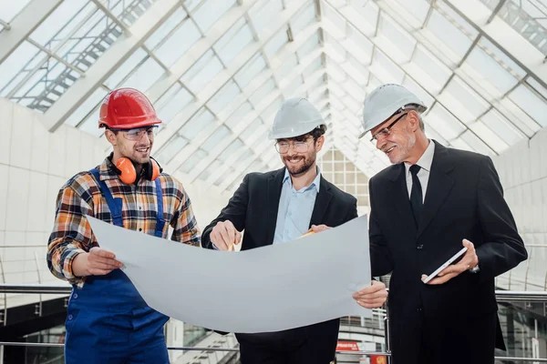 Bauingenieur Team Überprüft Projektplan Aus Papier Und Smartphone Gebäude — Stockfoto