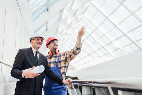 Polier Zeigt Dem Kunden Die Geleistete Arbeit Ein Geschäftsmann Inspiziert — Stockfoto