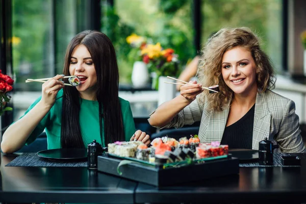 Dos Chicas Jóvenes Sientan Restaurante Terraza Verano Pasan Rato Divertido — Foto de Stock