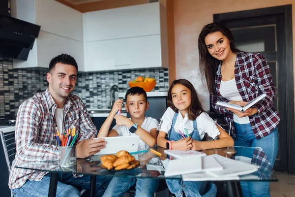 Toda Familia Haciendo Los Deberes Para Escuela Mientras Sienta Mesa — Foto de Stock