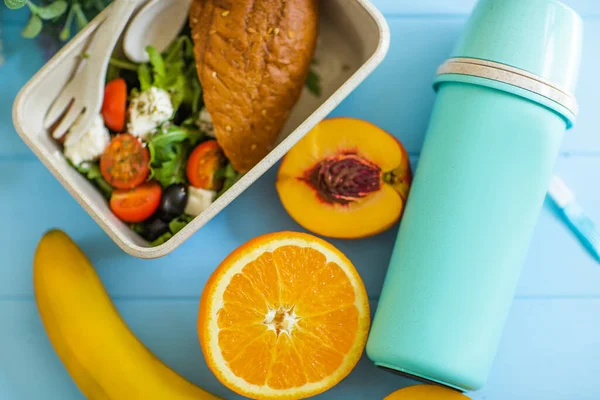 Lunchdoos Met Broodje Groenten Banaan Water Noten Sinaasappels Vers Eten — Stockfoto