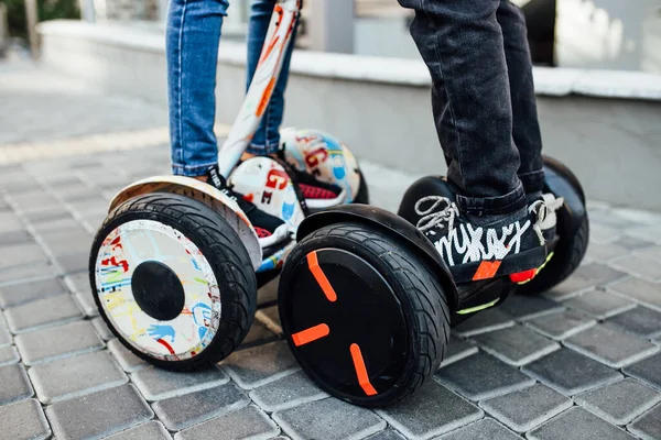 Ζευγάρι Πόδια Ιππασία Ηλεκτρικό Mini Hoverboard Στο Πάρκο Κοντινό Πλάνο — Φωτογραφία Αρχείου