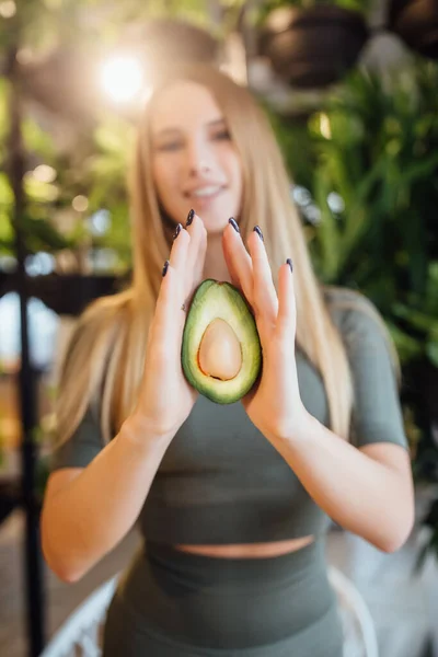 Retrato Atractiva Mujer Caucásica Sonriente Sosteniendo Aguacate Saludable — Foto de Stock