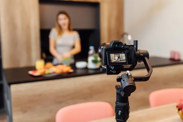 Foto Van Jonge Vrouw Blogger Maken Vers Sinaasappelsap Camera Moderne — Stockfoto